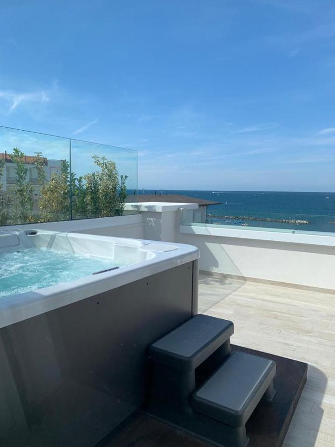 Trevi Family Resort Cattolica Bagian luar foto