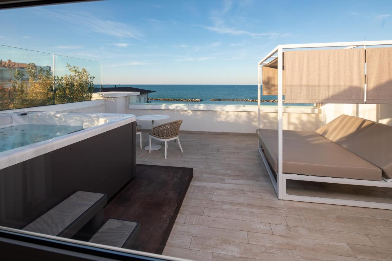 Trevi Family Resort Cattolica Bagian luar foto