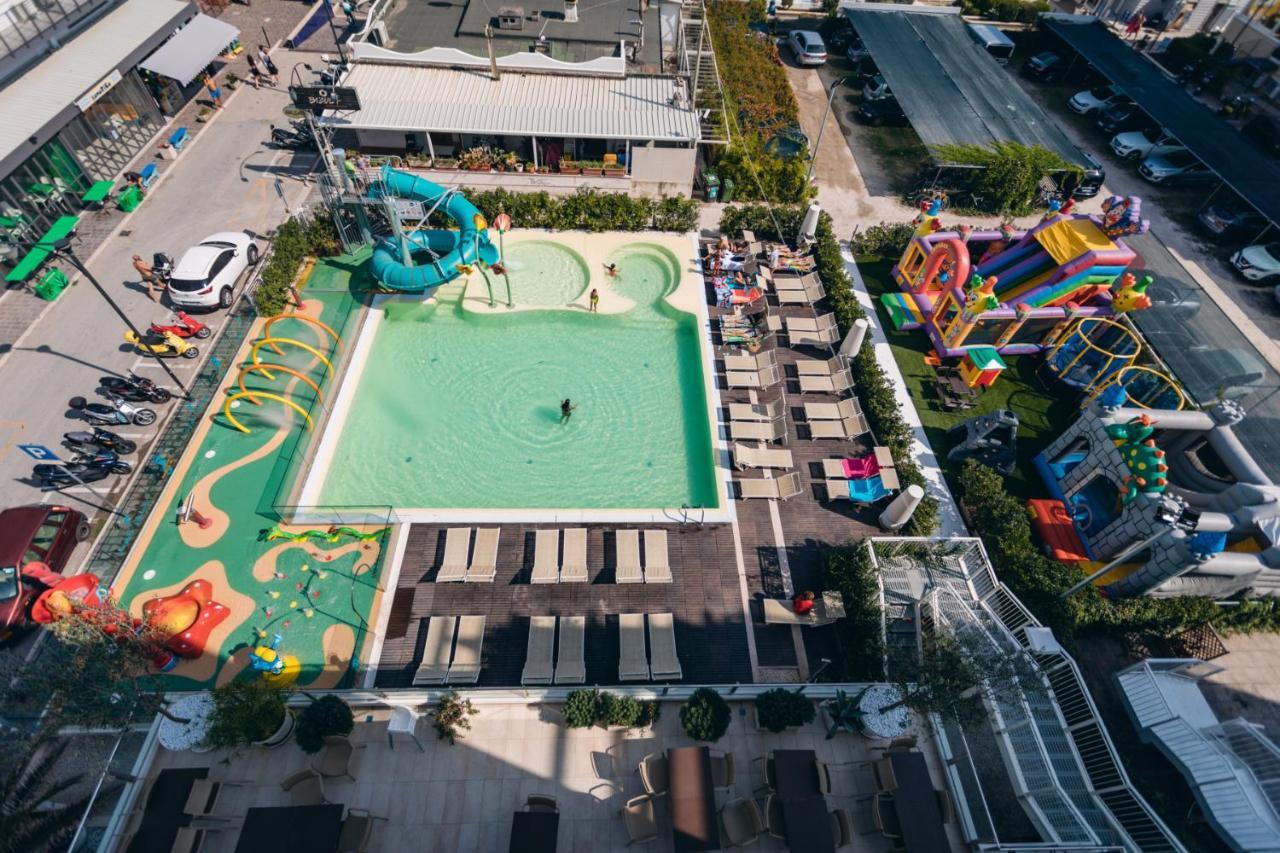 Trevi Family Resort Cattolica Bagian luar foto