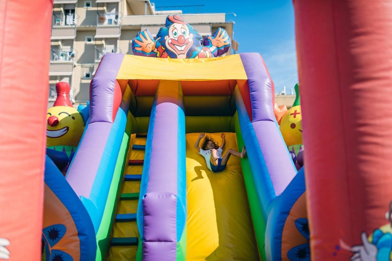 Trevi Family Resort Cattolica Bagian luar foto