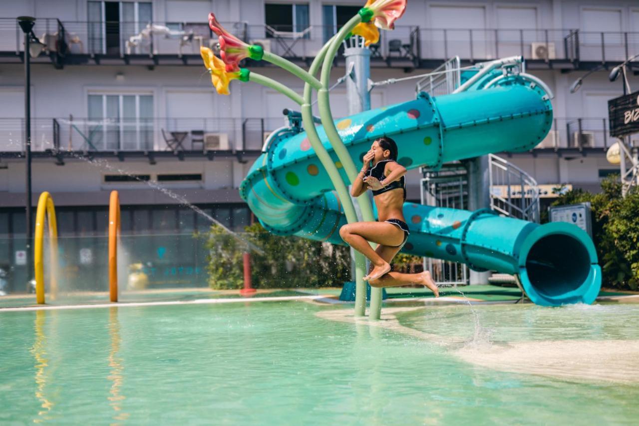 Trevi Family Resort Cattolica Bagian luar foto