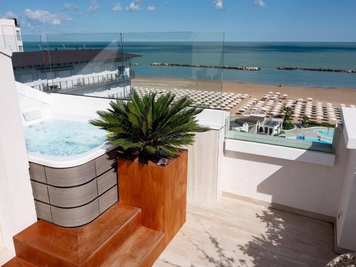 Trevi Family Resort Cattolica Bagian luar foto