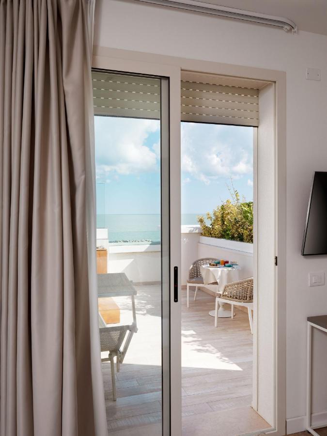 Trevi Family Resort Cattolica Bagian luar foto