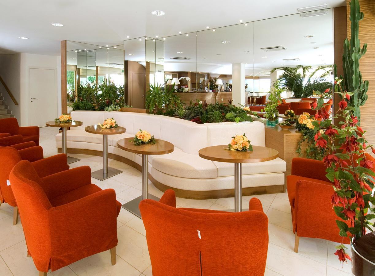Trevi Family Resort Cattolica Bagian luar foto
