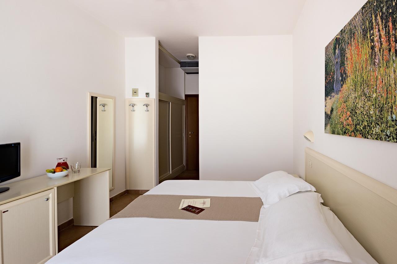 Trevi Family Resort Cattolica Bagian luar foto
